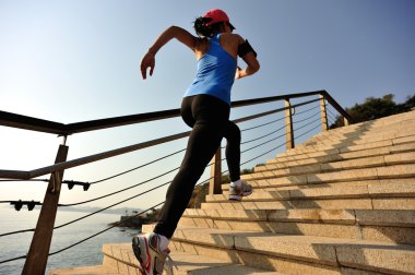 Üst katta çalışan runner atlet