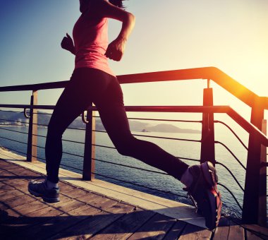 Deniz kenarında çalışan runner atlet.