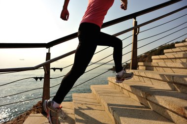 Üst katta çalışan runner atlet