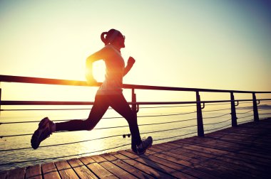 Deniz kenarında çalışan runner atlet.