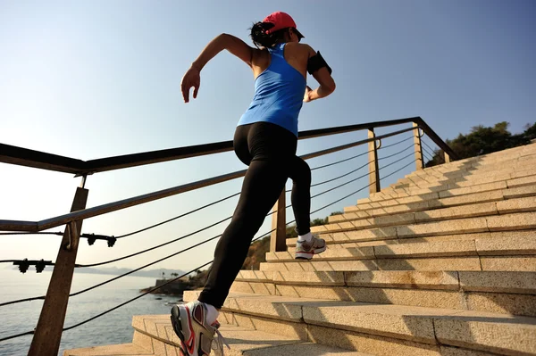 Athlète coureur qui monte les escaliers — Photo