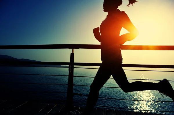 Athlète coureur courant au bord de la mer . — Photo