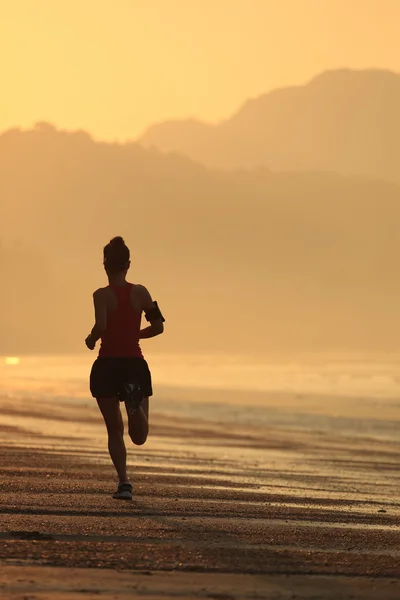 Runner atleet draait op zee. — Stockfoto