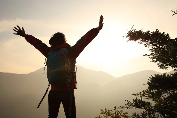 Woman with open arms at sunset — Stock Photo, Image