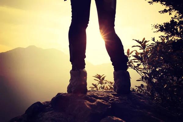 Vrouwelijke benen op de bergtop — Stockfoto