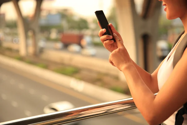 Feminino mão uso smartphone — Fotografia de Stock