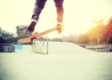 Erkek skatepark, kaykay ile