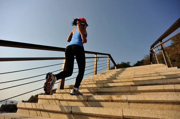 Atleta corridore che corre su per le scale — Foto Stock