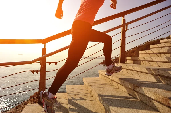 Athlète coureur courant au bord de la mer . — Photo