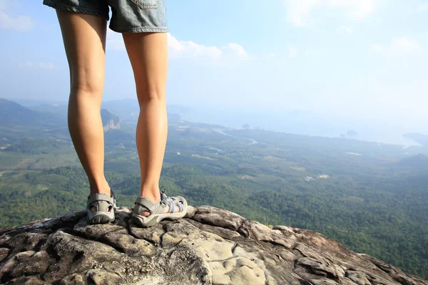 Gambe femminili sulla cima della montagna — Foto Stock