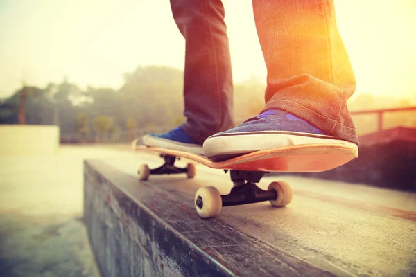 Male with skateboard at skatepark — Stock Photo, Image