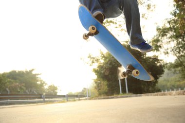 Erkek skatepark, kaykay ile