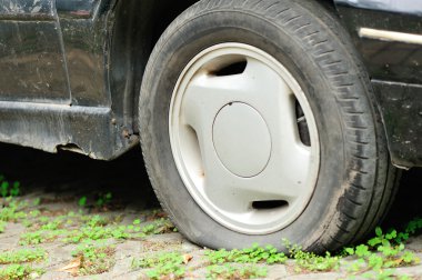Lastik araba tekerlek üzerinde düz, yakın çekim