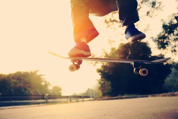 Male with skateboard at skatepark — Stock Photo, Image