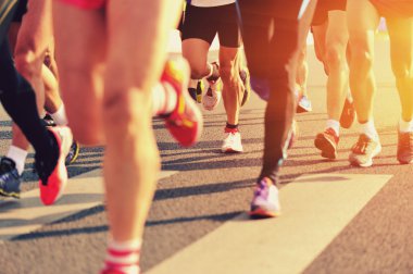 Fitness ve sağlıklı aktif yaşam tarzı ayaklarda yolda rekabet tanımlanamayan maraton sporcular