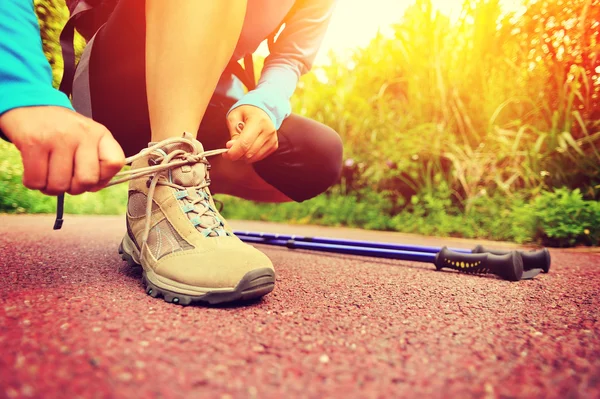 Donna escursionista allacciatura lacci delle scarpe — Foto Stock