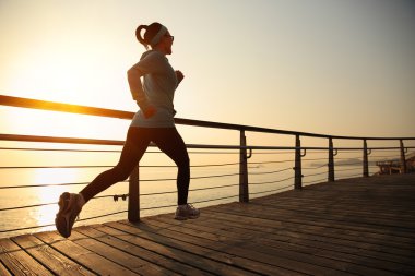 Deniz kenarında çalışan runner atlet.