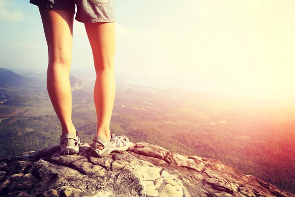 Pernas femininas no topo da montanha — Fotografia de Stock