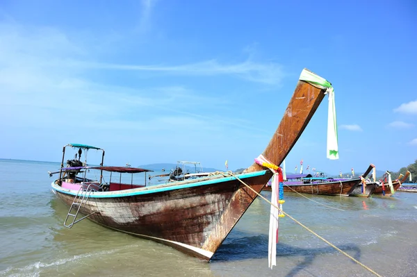 Largo barco y playa —  Fotos de Stock