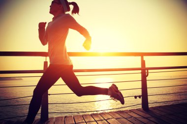 Deniz kenarında çalışan runner atlet.