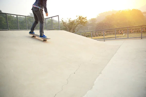 Mężczyzna z deskorolka w skateparku — Zdjęcie stockowe