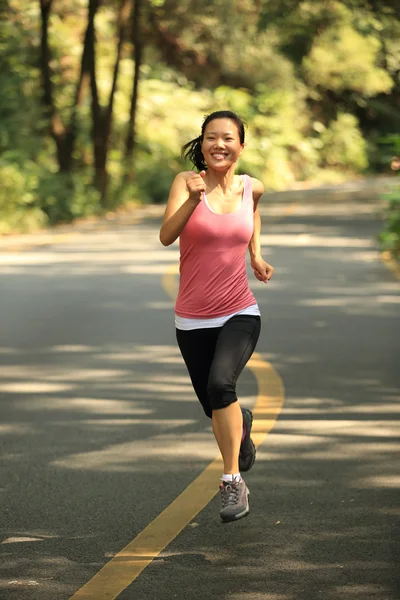 Junge Fitness-Frau joggt — Stockfoto