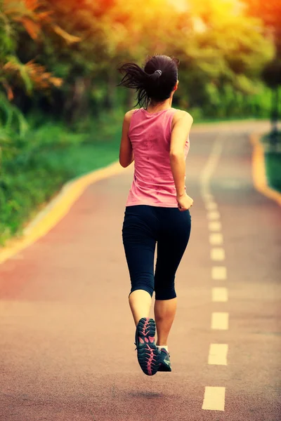 Jeune femme fitness jogging — Photo