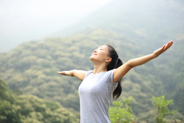 Mujer feliz con los brazos abiertos — Foto de Stock