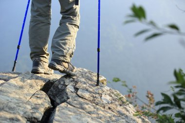 Kadın uzun yürüyüşe çıkan kimse bacaklar