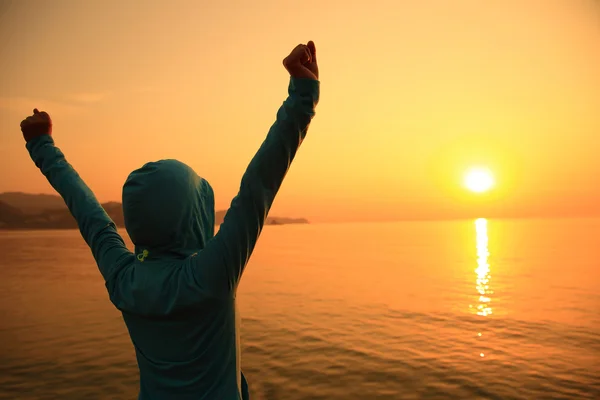 Cheering female with open arms — Stock Photo, Image