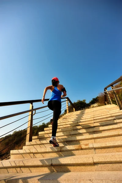 Athlète coureuse qui court dans les escaliers — Photo