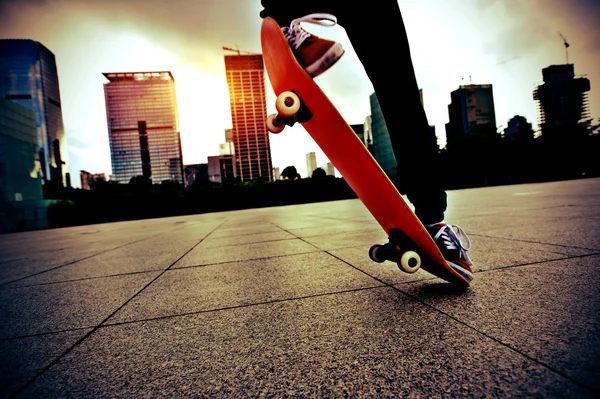 Молодые женские ноги со скейтбордом — стоковое фото
