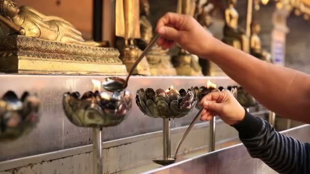 La gente vierte aceite en el Templo Doi Suthep — Vídeos de Stock