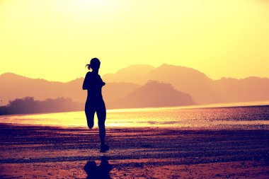 Gün doğumunda koşan kadın