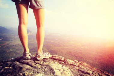 Uzun yürüyüşe çıkan kimse dağ kaya