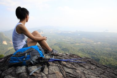 Sahil yolu üzerinde kadın uzun yürüyüşe çıkan kimse