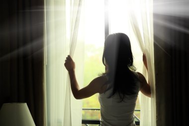 kadın açılış perdeler