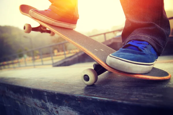 Male with skateboard at skatepark — Stock Photo, Image