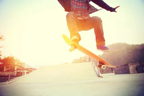 Hombre con monopatín en skatepark — Foto de Stock