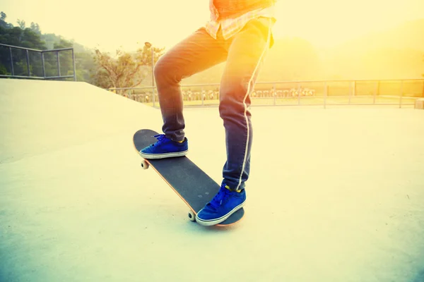 Hombre con monopatín en skatepark — Foto de Stock