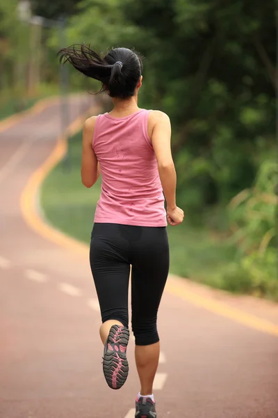 アジアの女性は公園でジョギング — ストック写真