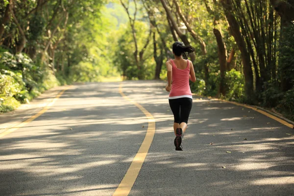 Aziatische vrouw joggen op park — Stockfoto