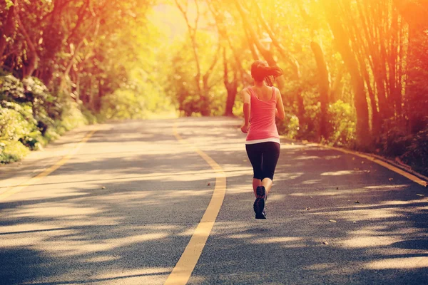 Mujer asiática corriendo en el parque —  Fotos de Stock