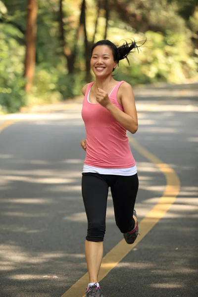 Asiatin joggt im Park — Stockfoto