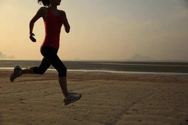 Mujer corriendo al amanecer — Foto de Stock