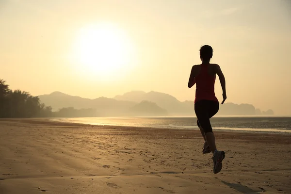 Mujer corriendo al amanecer — Foto de Stock