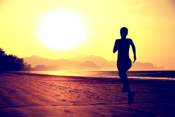 Mulher correndo ao nascer do sol — Fotografia de Stock