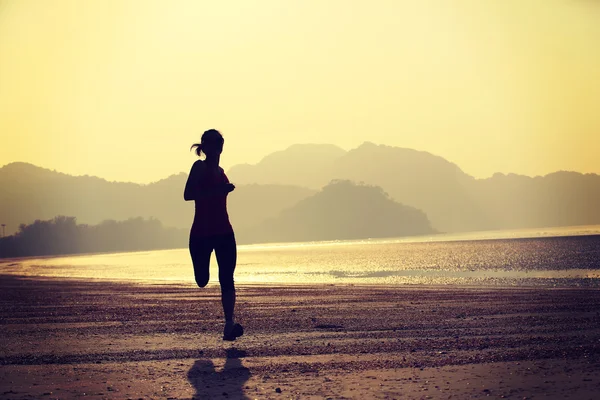 日出时慢跑的妇女 — 图库照片