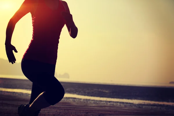 Žena jogging při východu slunce — Stock fotografie