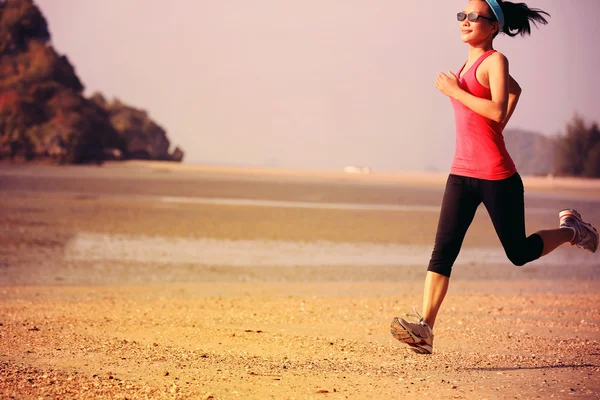 Frau joggt bei Sonnenaufgang — Stockfoto